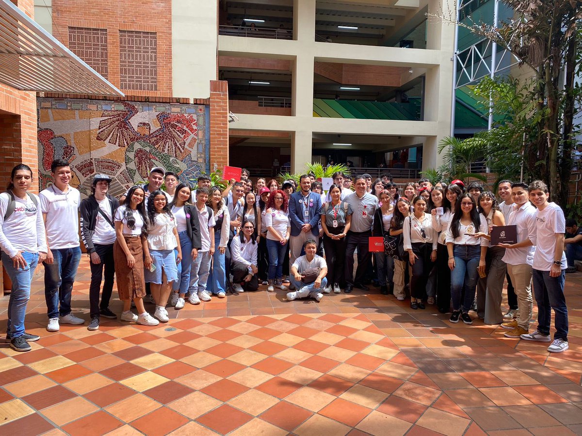 CCBucaramanga's tweet photo. 🎯 Empresarios del Centro de Desarrollo Empresarial potenciaron sus marcas con enfoques creativos🌟y soluciones estratégicas transmedia, aprendiendo a conectar con sus audiencias de forma efectiva a través de múltiples plataformas, lo que les permitirá proyectar una imagen renovada y cercana. 

✨ Este proceso fue fruto de una alianza estratégica con la @InfoUDI , donde los estudiantes convirtieron ideas 💡 en resultados tangibles, impulsando la competitividad y el crecimiento de los negocios en la región.