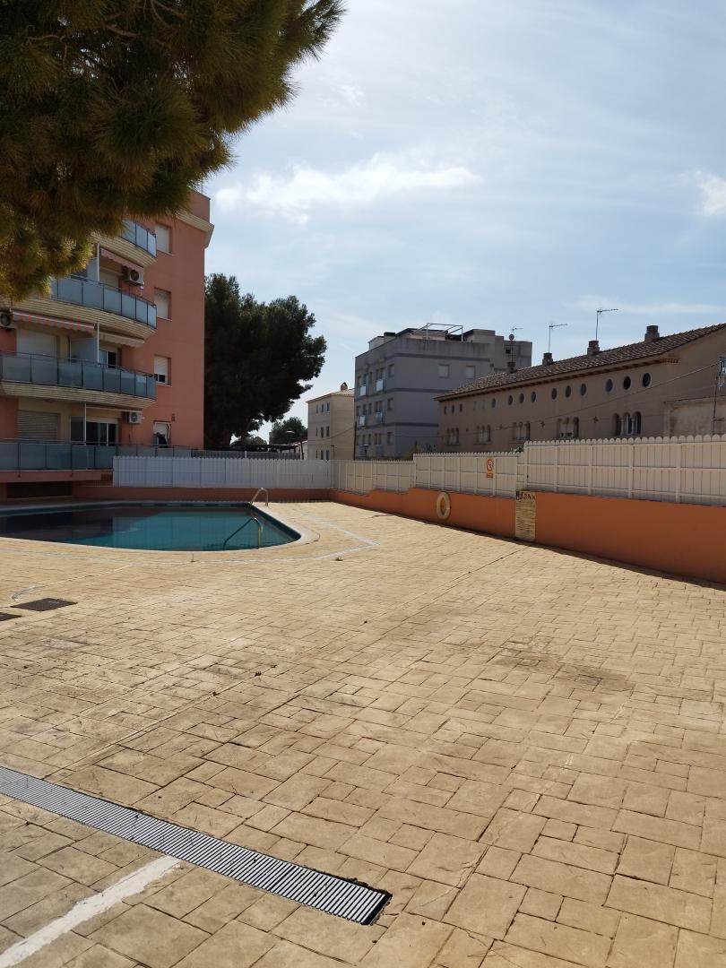 duplexpisos's tweet photo. Piso en el Vendrell a 5 minutos de la playa.. Piso seminuevo a tan solo 5 minutos de la playa, con zona comunitaria con piscina, entramos al edificio y en el vestíbulo encontramos dos ascensores que nos llevaran hasta l...  https://t.co/ztxpEP1LPB https://t.co/Mr9cgUa8L6