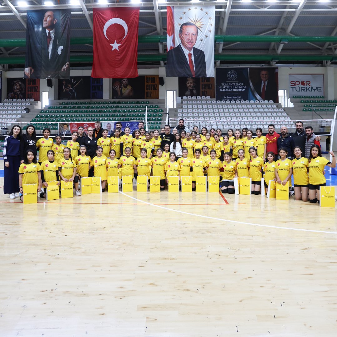 VakifBankSK's tweet photo. Yarının Sultanları Mardin etabında yüzün üzerinde genç voleybolsever ile harika bir gün geçirdik. Tüm katılımcılara teşekkür ederiz. 💛🐣🖤

@Gio1315  @possiblesft https://t.co/1JqiWbSusX