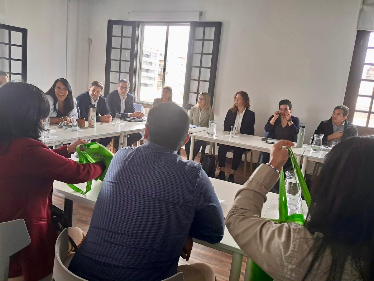 ANDEUruguay's tweet photo. Ahora 📢 nos visita una delegación de @ProInnovate_ 🇵🇪 para intercambiar experiencias en el desarrollo de la economía circular♻️.

Participa todo nuestro directorio con @carsanbal @Perdomo_Fede y @Martin_Ambrosi_ junto al equipo de Desarrollo Empresarial y @AuciUruguay �� https://t.co/UC2ZavCtrB