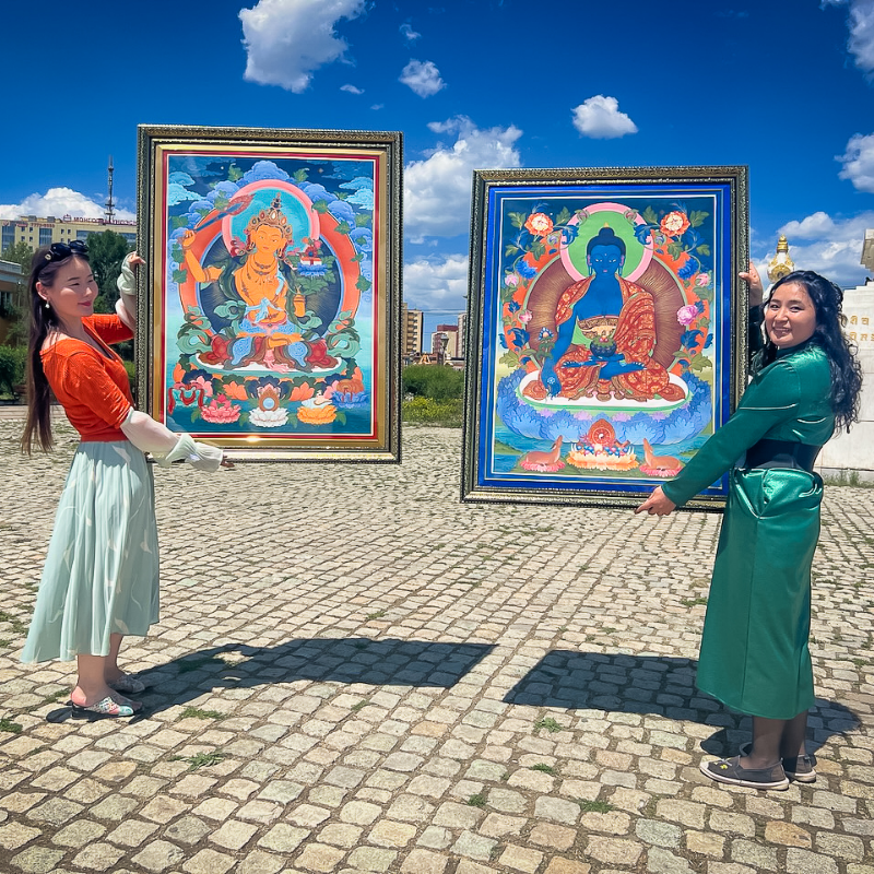 #Mongolian people in pictures 🙆‍♂️🇲🇳⁠
1. ⁠Boy on horse near #Ulaanbaatar⁠
2. ⁠Old women in a yurt, #FlamingCliffs⁠
3. ⁠Two women holding #Buddhist art⁠
⁠
polarsteps.com/AdrianSameli/1…
⁠
#asabbatical #sabbatical #travelportrait #mongol #mongoliangirl #mongolianboy #mongolians
