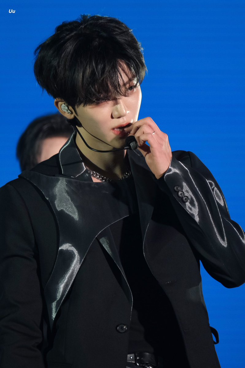 โห ดูหน้า แล้วดูสายตา หล่อจังวะ กำลังจับจิวที่ปากอีก มีทุกวันนี้เพราะพ่อ