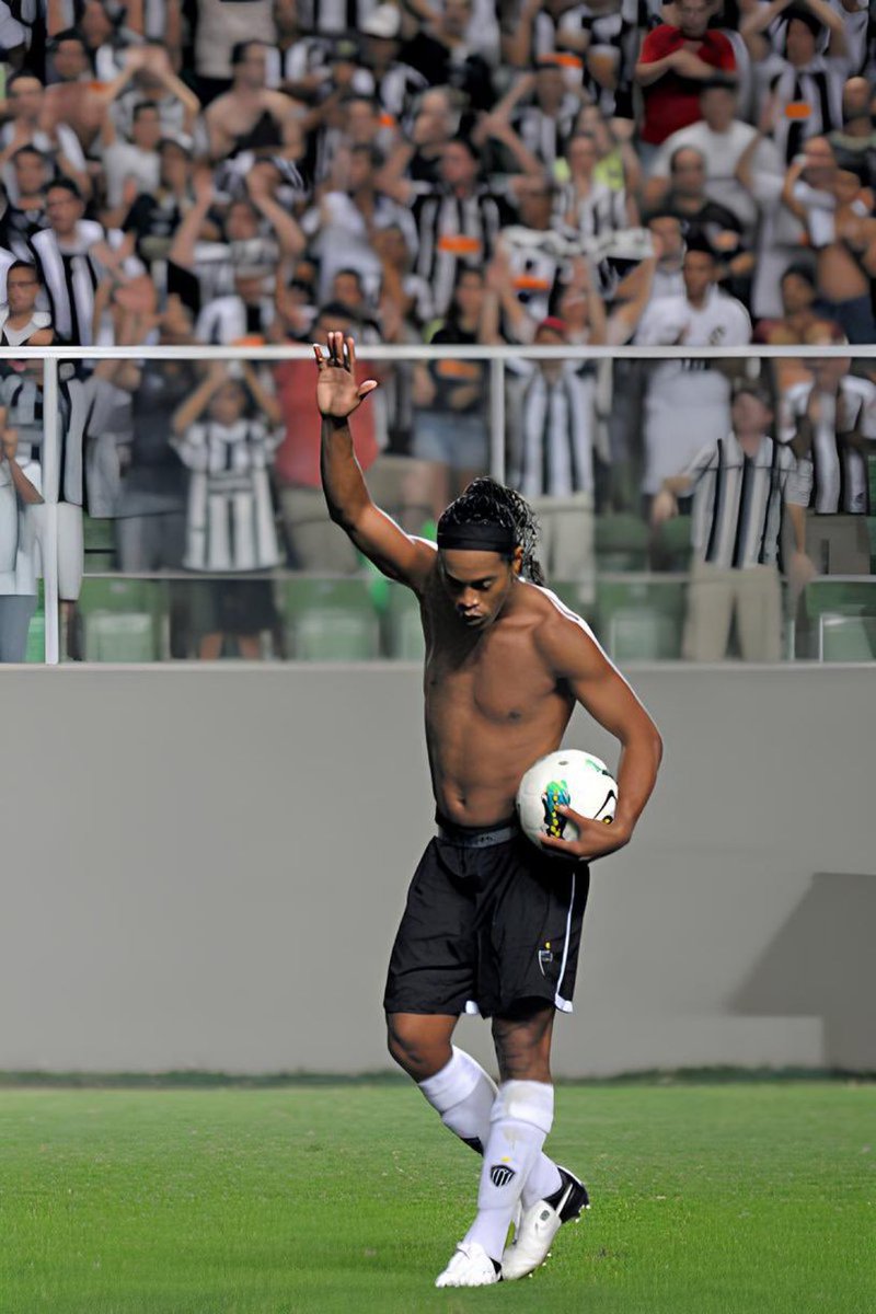 futnostalgico's tweet photo. Ronaldinho. @Atletico 2012.

Nostálgico! https://t.co/vNT0e0VPDW