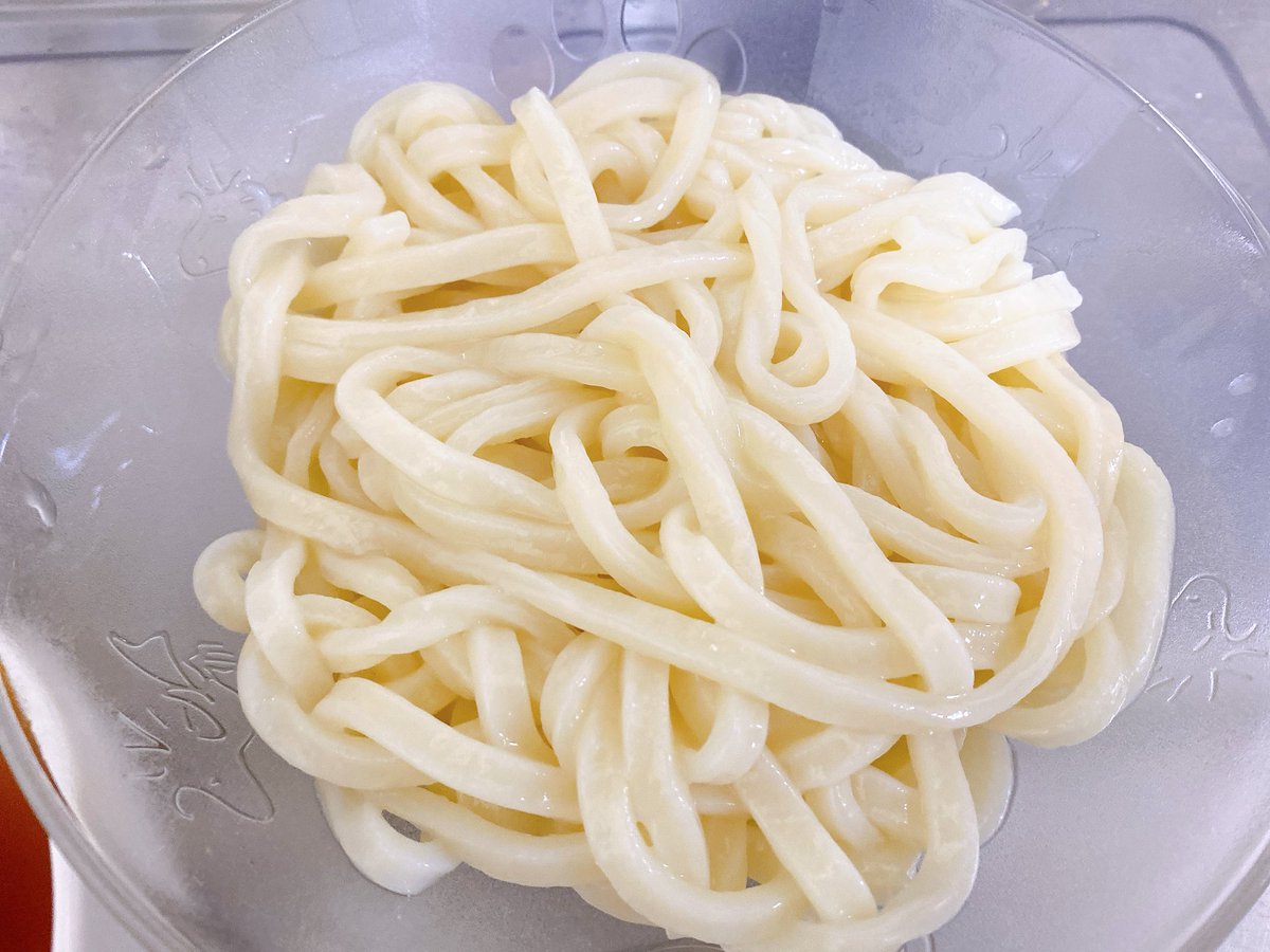 sekaihatu1's tweet photo. 亀城庵の極太麺をいただきました！
モチモチとしたコシのあるうどんで食べ応えあり^ ^

今回は冷やしうどんで食べましたが、鍋の〆として食べるのもアリだなと思います！！
美味しく茹でる方法も書いてあるので誰でも簡単に作れます！

PR @kijoan
#亀城庵 #さぬきうどん #讃岐うどん #うどん通販 https://t.co/09bAaUHvzI