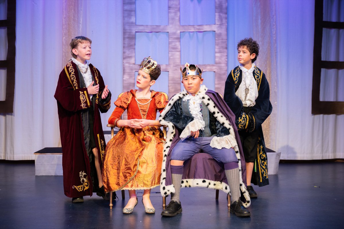 aldwickbury's tweet photo. Thank you to everyone involved from costumes, makeup, props, lighting, sound, music, and of course an extra big thank you to Miss Attzs and the drama team for creating another memorable Aldwickbury production. 👏

#AldwickburyLife #PrepSchoolDrama https://t.co/HXNe1ysnIv