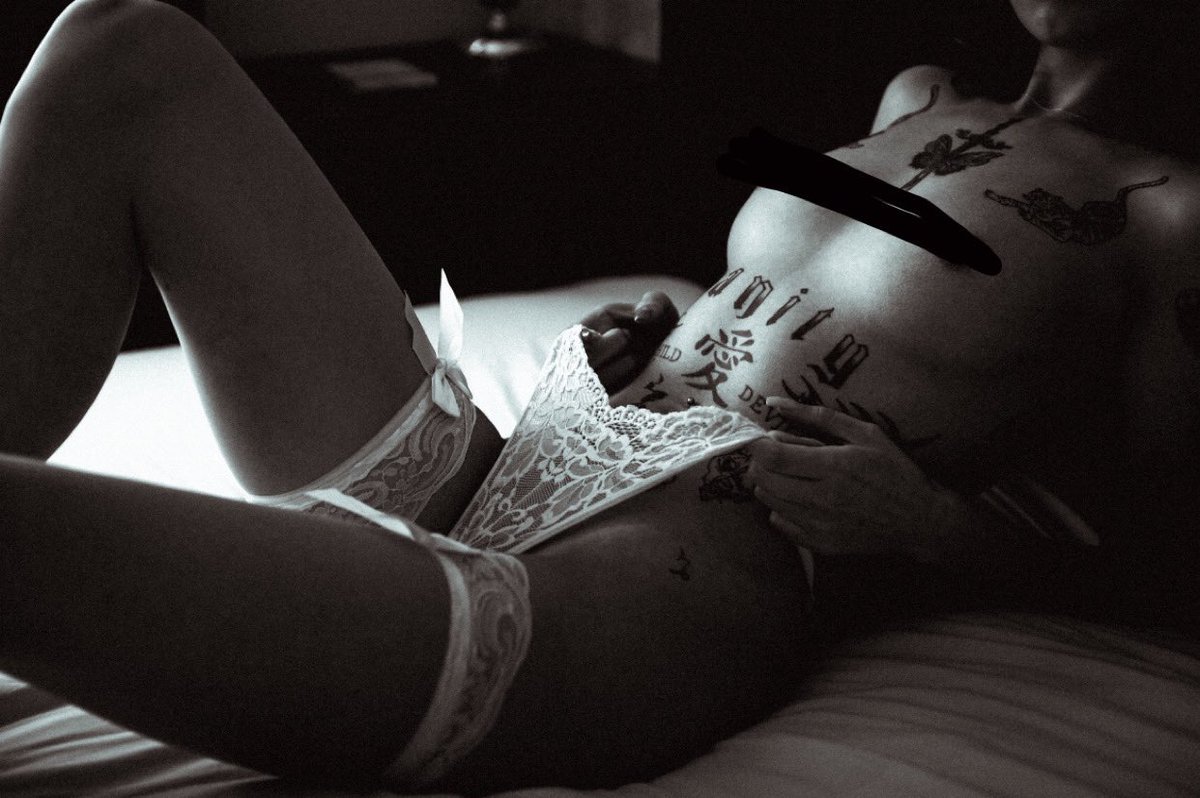 beauxbluex's tweet photo. Take em off with your teeth😗 https://t.co/dzMzaWxSlt