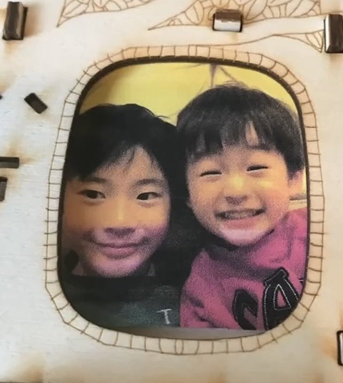 นั่งดูรูปแอนตันกับน้องจุนยองแล้วนึกถึงที่คุณยุนซังเคยบอกว่าถ้าน้องจุนยองอยากจะเข้าวงการจริงๆก็คงจะห้ามไม่ได้ แต่แอนตันมันบอกไม่ใช่ว่าน้องต้องไปตั้งใจเรียนเหรอ คุณยุนซังเลยตอบกลับไปว่านายเป็นพ่อน้องหรือไง555557555555575555555 น่ารักมากกกก ก็มันรักมันห่วงน้องน้องชายหนิ