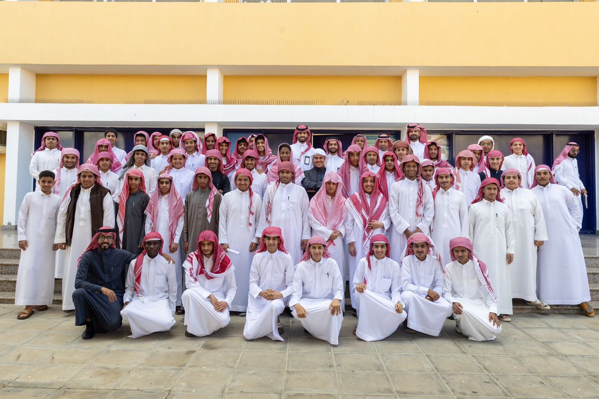 moe_tbk's tweet photo. في إطار تعزيز المسؤولية المجتمعية، استقبلت مدارس #تعليم_تبوك فريقًا من شركة البحر الأحمر الدولية؛ وجرى خلال زيارات الفريق استعراض البرامج التعليمية والمبادرات المجتمعية التي تقدمها الشركة لدعم المجتمع المحلي. كما نظمت الشركة ورشة عمل تفاعلية بعنوان: (تحديد المسار المهني) لمساعدة الطلبة في تحديد مسارهم الدراسي والمهني.