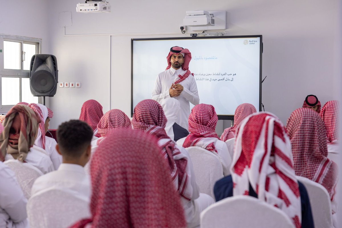moe_tbk's tweet photo. في إطار تعزيز المسؤولية المجتمعية، استقبلت مدارس #تعليم_تبوك فريقًا من شركة البحر الأحمر الدولية؛ وجرى خلال زيارات الفريق استعراض البرامج التعليمية والمبادرات المجتمعية التي تقدمها الشركة لدعم المجتمع المحلي. كما نظمت الشركة ورشة عمل تفاعلية بعنوان: (تحديد المسار المهني) لمساعدة الطلبة في تحديد مسارهم الدراسي والمهني.