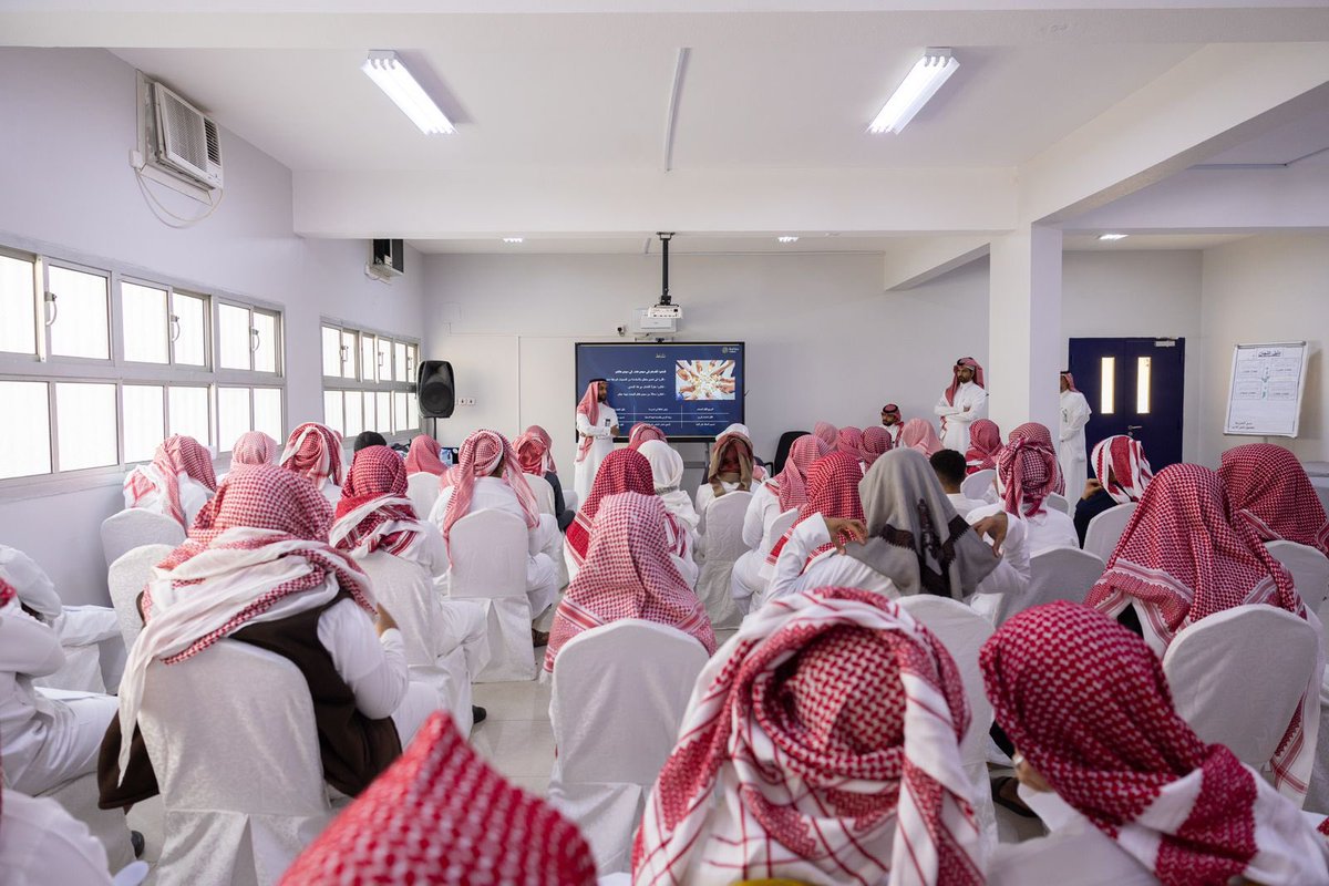 moe_tbk's tweet photo. في إطار تعزيز المسؤولية المجتمعية، استقبلت مدارس #تعليم_تبوك فريقًا من شركة البحر الأحمر الدولية؛ وجرى خلال زيارات الفريق استعراض البرامج التعليمية والمبادرات المجتمعية التي تقدمها الشركة لدعم المجتمع المحلي. كما نظمت الشركة ورشة عمل تفاعلية بعنوان: (تحديد المسار المهني) لمساعدة الطلبة في تحديد مسارهم الدراسي والمهني.