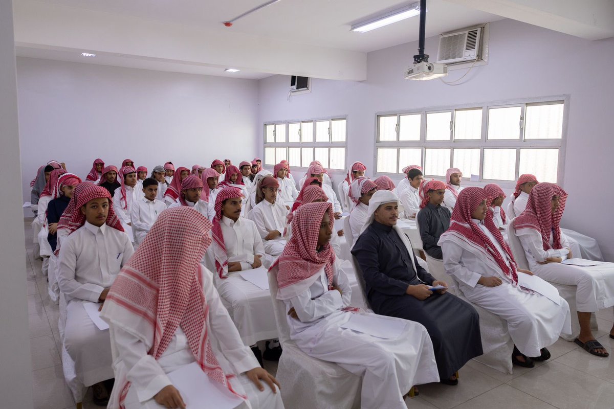 moe_tbk's tweet photo. في إطار تعزيز المسؤولية المجتمعية، استقبلت مدارس #تعليم_تبوك فريقًا من شركة البحر الأحمر الدولية؛ وجرى خلال زيارات الفريق استعراض البرامج التعليمية والمبادرات المجتمعية التي تقدمها الشركة لدعم المجتمع المحلي. كما نظمت الشركة ورشة عمل تفاعلية بعنوان: (تحديد المسار المهني) لمساعدة الطلبة في تحديد مسارهم الدراسي والمهني.