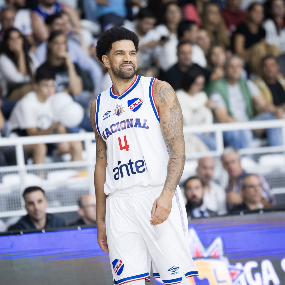Cuando eres campeón, solo sonríes 😃🥇 <a href="/KiNGJF4/">James Feldeine</a> 

#LSB #LSB2024 <a href="/CNdeFbasketball/">Nacional Basketball</a>