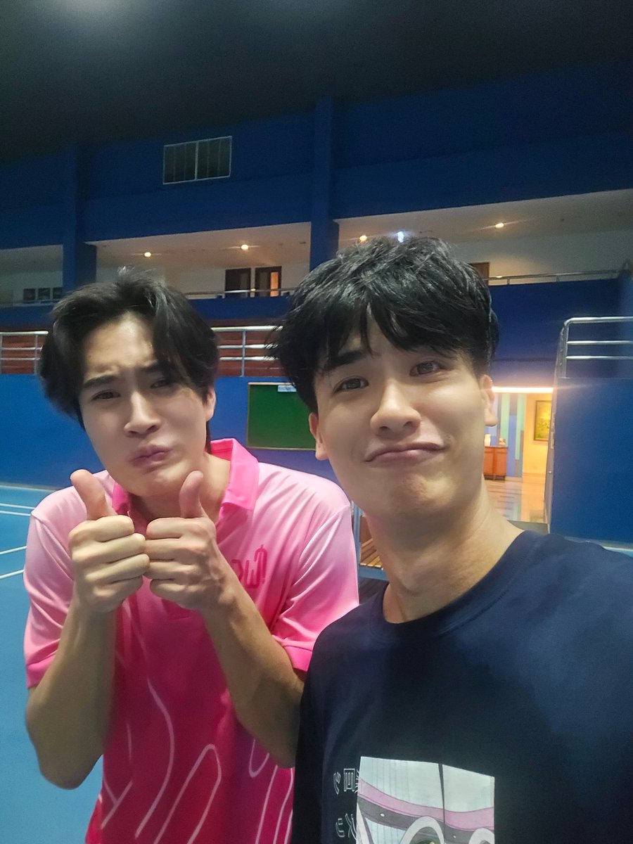 Tawan_V's tweet photo. 🌞:ชั้นซื้อไม้ใหม่มาสามอันเพราะเลือกไม่ได้ 
♊ :เธอต้องซื้อถุงเท้าก่อนนะมันขาด

ตีไปซักพัก

🌞:เวลามาออกกำลังหายแล้วชั้นรู้สึกสดชื่น 
♊:ชั้นรู้สึกเหนื่อย

ชั้นเกลียดแก https://t.co/G1Hpuqd94Z