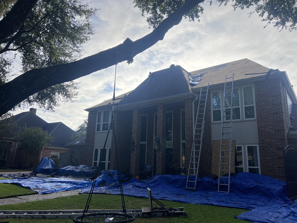 rtitexas's tweet photo. Just gave a customer's roof a fresh start with a full roof replacement, courtesy of their call for help. Used amazing GAF HDZ Timberline Shingles in Charcoal color to perfect the job. Looks striking! #FullRoofReplacement #AmazingMakeover https://t.co/kH88V5JE71
