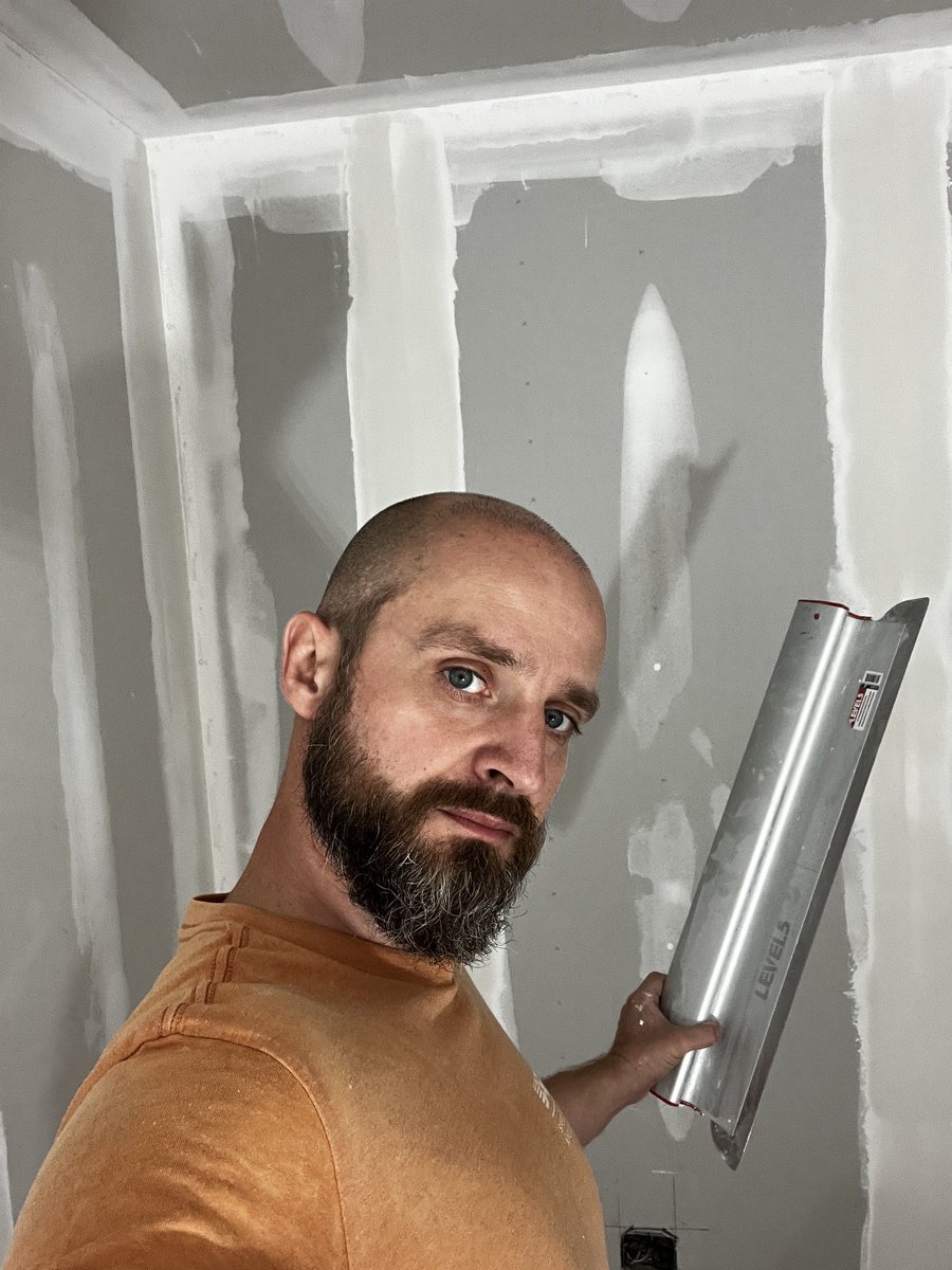 Krystof_Sp's tweet image. "Just a man and his trowel, conquering the world one wall at a time. 🛠️😎 #DIYorDie #PlasterMaster"