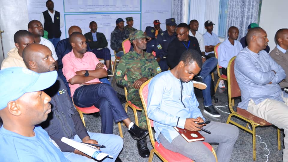 KireheDistrict's tweet photo. Umuyobozi w'Akarere wungirije ushinzwe imibereho myiza @JanviereMukand4 yayoboye inama y'ibyiciro bitandukanye harimo imirege ifite ibyambu mu rwego rwo kwirinda no gukumira indwara z'ibyorezo zirimo #Marbug #MPox ku bufatanye na
@RBCRwanda ihagarariwe na Bwana Laurent Ruyange https://t.co/eAmknvSBPw