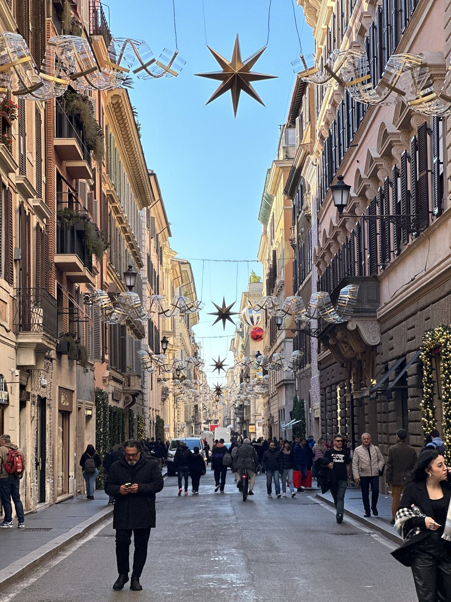 Via dei Condotti always super special - turning in tonight together with the <a href="/Bulgariofficial/">Bvlgari</a> tree on the Spanish Steps 🎄❤️ #Rome #Christmas #natale