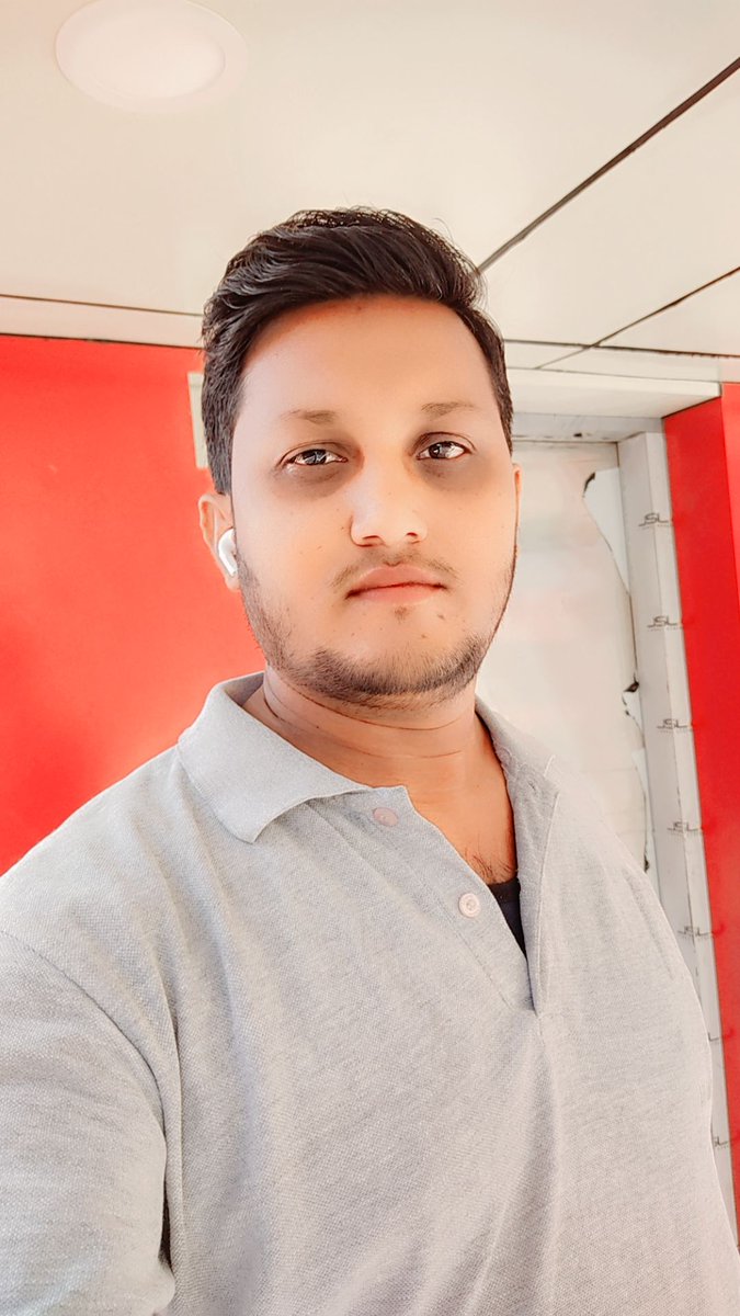 मैं खुद से कहता हूँ, सब ठीक होगा,
पर परिस्थितियाँ मुझे तोड़ती जाती हैं।
मैं कल की प्रतीक्षा में रहता हूँ,
पर कल कभी नहीं आता, बस आज ही रहता है।

मैं अपने आप को समेटता हूँ,
पर टुकड़े-टुकड़े होता जाता हूँ।
मेरी आशाएँ धीरे-धीरे खत्म होती जाती हैं,
और मैं शून्य में खो जाता हूँ।

मेरे