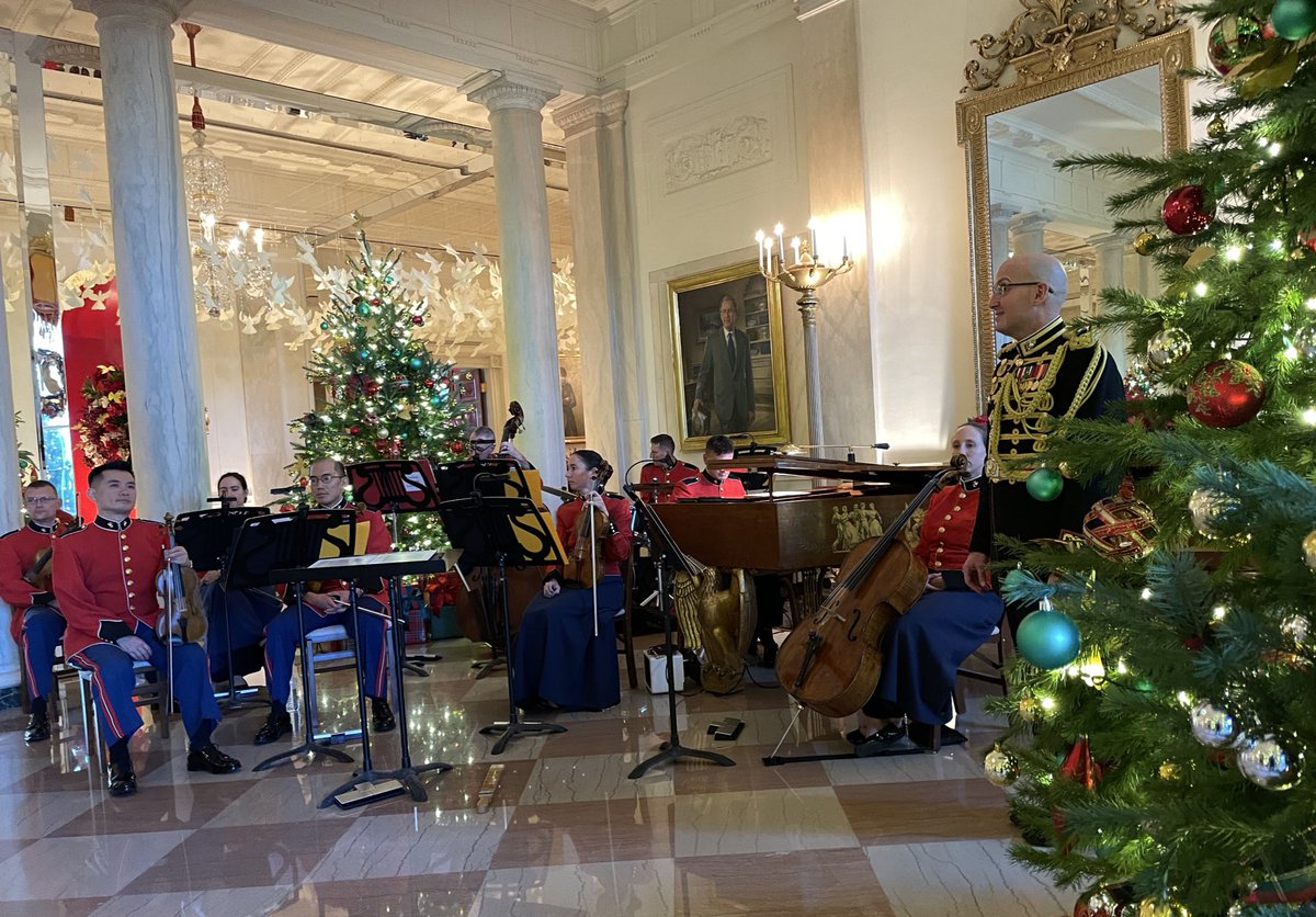 SciKris's tweet photo. First Lady Dr Jill Biden:
"..As we celebrate our final holiday season here in the White House, we are guided by the values we hold sacred: faith, family, service to our country, kindness towards our neighbors, and the power of community and connection..." https://t.co/zpfFyZgOOc
