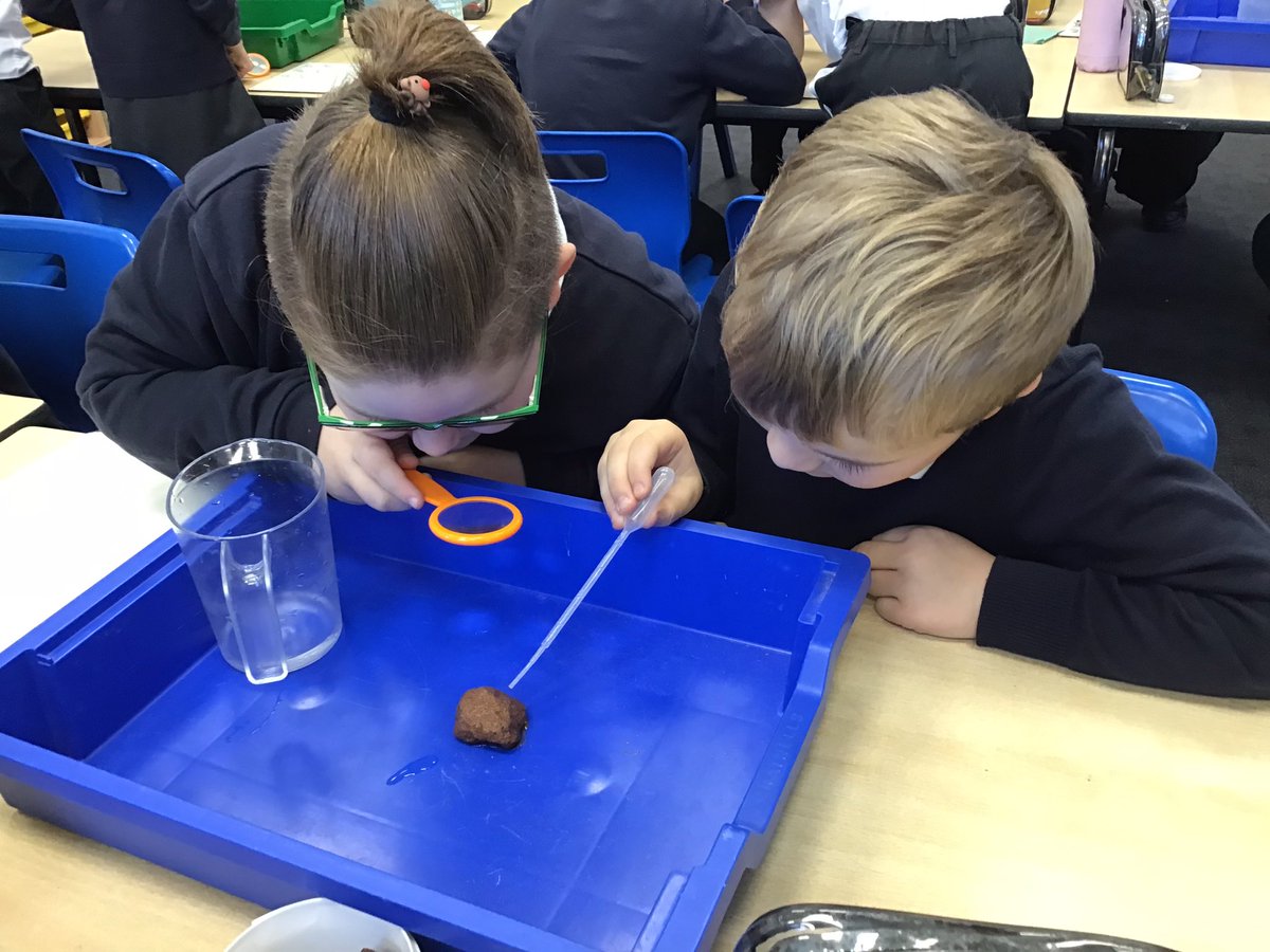 H_E_P_S's tweet image. Perrymoor have spent their afternoon testing rocks. We completed three tests. We tested how hard rocks are, if they sink or float, and if they react with acid. We made predictions and then made observations. We ensured that we had a fair test for each. #HEPScience
