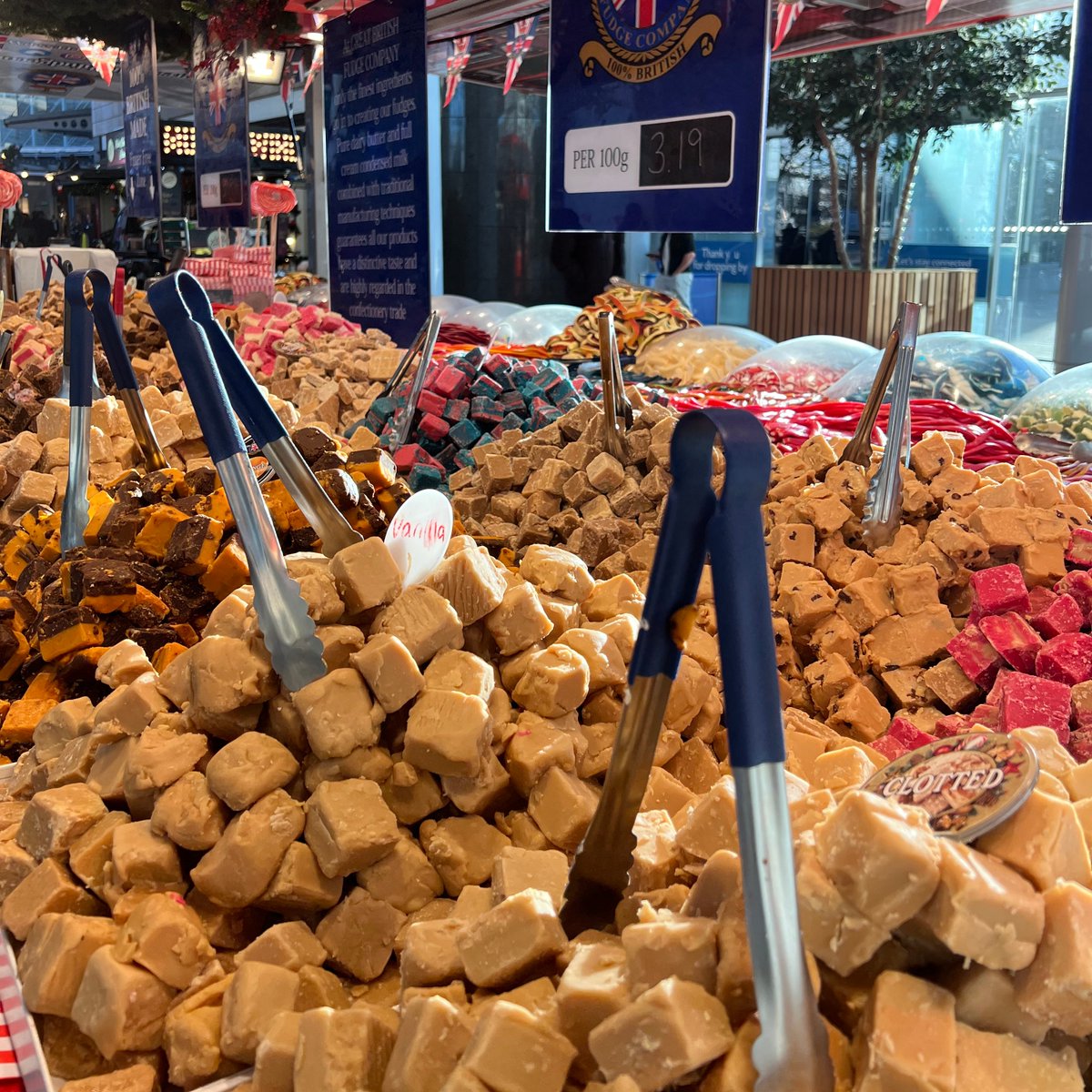 midsummer_place's tweet photo. ๐ซ๐ Sweeten your festive season!
The #FudgeBus is at Midsummer Place until 22nd December, serving up delicious, handcrafted fudge!๐โจ
#FudgeBus #FestiveTreats #MidsummerPlace #MiltonKeynes #Christmas https://t.co/TZJkIAkXdU