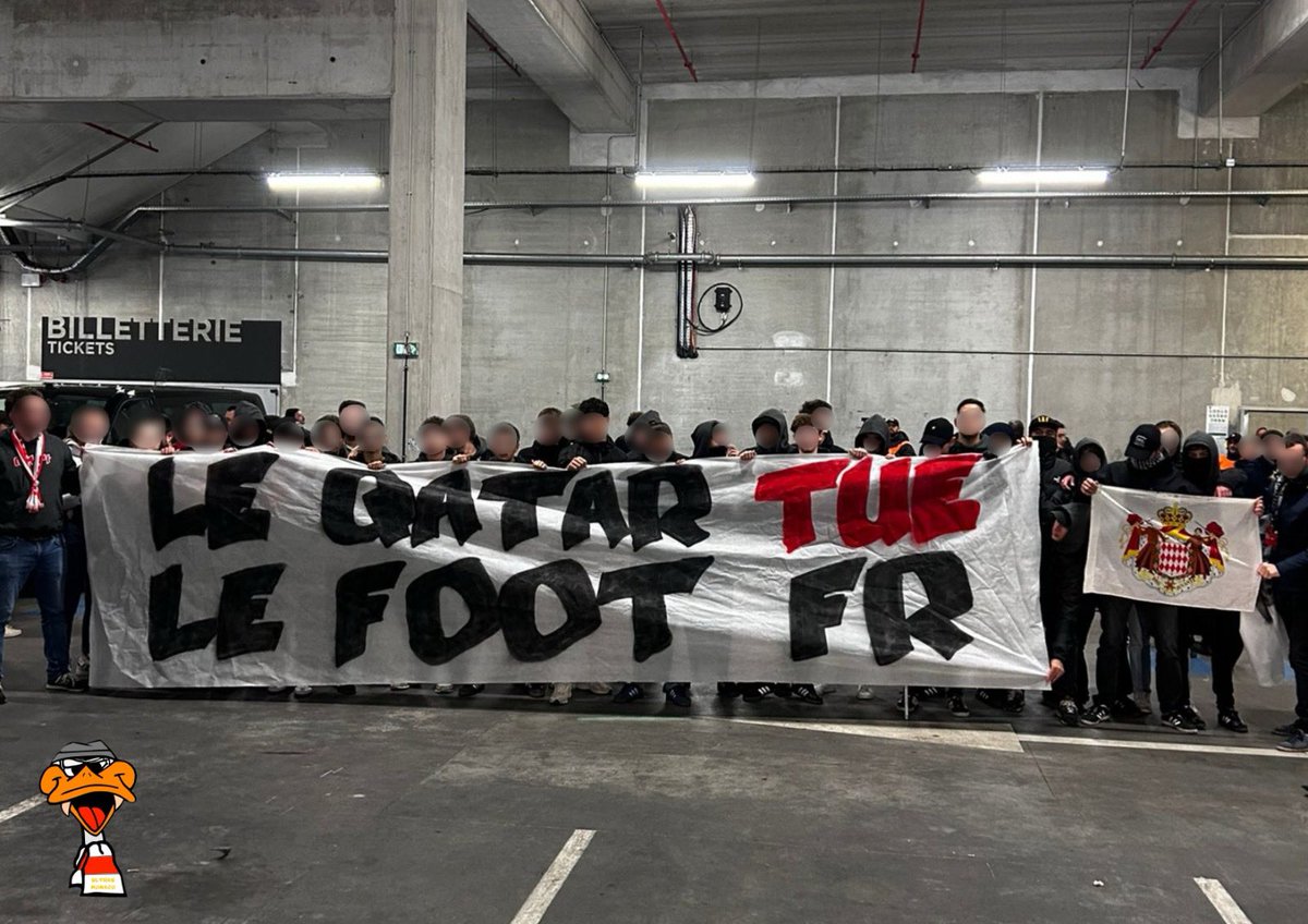 ULTRASMONACO94's tweet image. Pourtant validés en amont par l’ASM &amp;amp; l’OM, la police a interdit au moment de la fouille l’entrée en parcage de ces 2 messages.

Même à Marseille, la censure qatarie fonctionne, à travers les représentants de l’Etat. 

Le Qatar tue le foot français...avec la complicité de l’Etat!