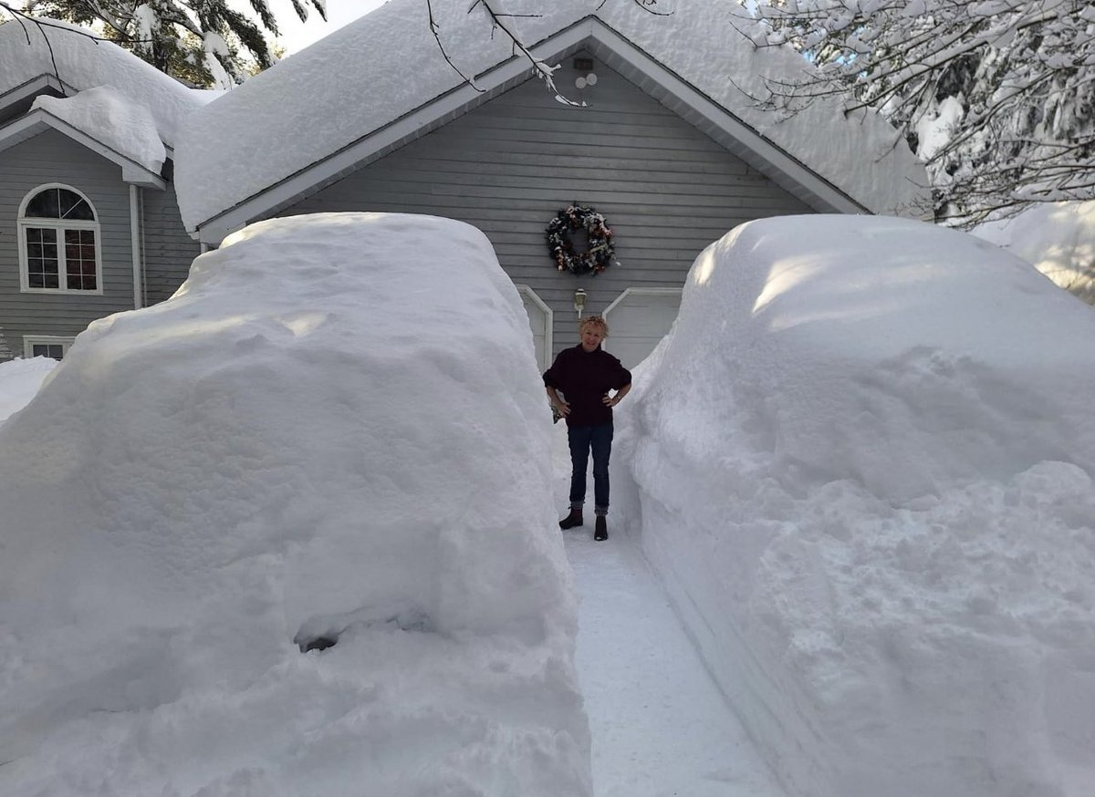 MadelnCanada's tweet image. 📍Gravenhurst, Ontario Dec 1st, 5’5” human for perspective 

There are cars under the snow