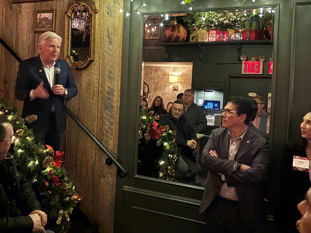 UMassChancellor's tweet photo. What a wonderful evening at our NYC Alumni Reception this past Wednesday. Held the night before Thanksgiving, the event gave us the opportunity to celebrate our alumni and our fantastic band! https://t.co/qDiHk6krL6