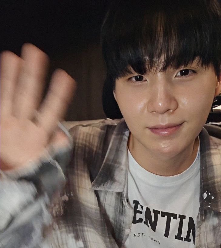 sevenrchive's tweet image. YOONGI IS FINALLY ABOUT TO FINISH HIS 200s AND ENTER THE 100s OF HIS SERVICE TOO! AND HIS NEXT RANK IS “CIVILIAN”!! bangtan’s ot7 reunion soon 😭🫶