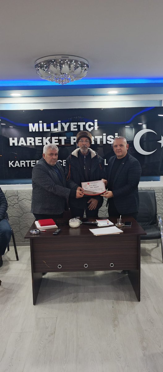 MHP Kartepe İlçe Başkanımız Sn. Mehmet Arapoğlu öncülüğünde Teşkilatlardan sorumlu Gürcan Kolay ile birlikte  Sn. Tuncay Batı  Başkanımız'ın talimatlarıyla Sn.Nail Ünlüer beyefendiye ONUR BELGESİ'ni  takdim ettik

Kendilerinin bu davaya hizmetlerinin devamını diliyoruz...