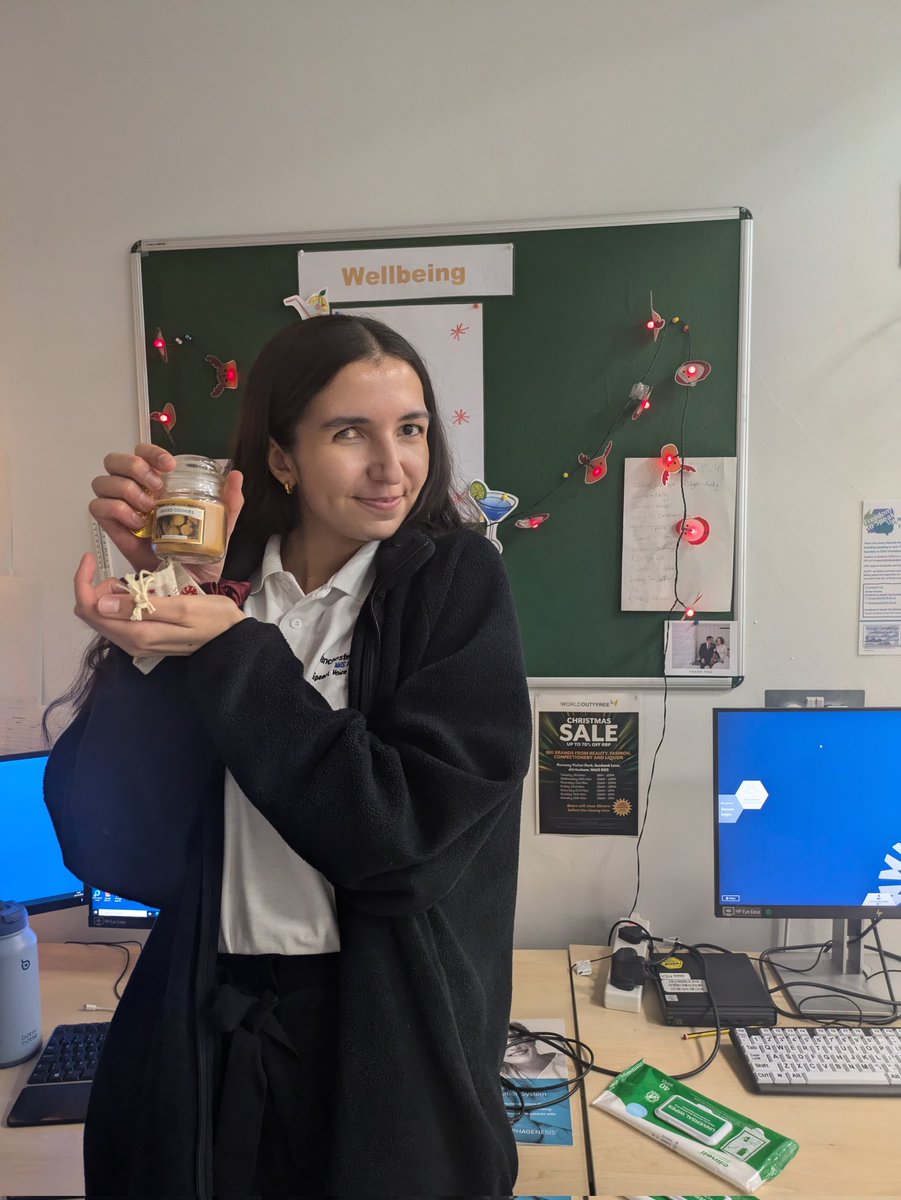 For today's advent, our lovely Jojo got a festive candle and chocolate coins! What a lovely relaxing treat after working hard on the wards and in voice clinic today 🎄