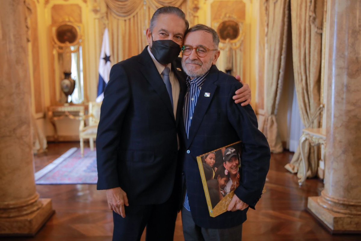 NitoCortizo's tweet image. Lamento profundamente la pérdida de mi gran amigo Fernán Molinos Delaswsky, un hombre brillante cuya vida estuvo marcada por su amor incondicional a la literatura y su inquebrantable vocación de servicio. Fernán no solo fue un escritor reconocido en Panamá y Latinoamérica, sino…
