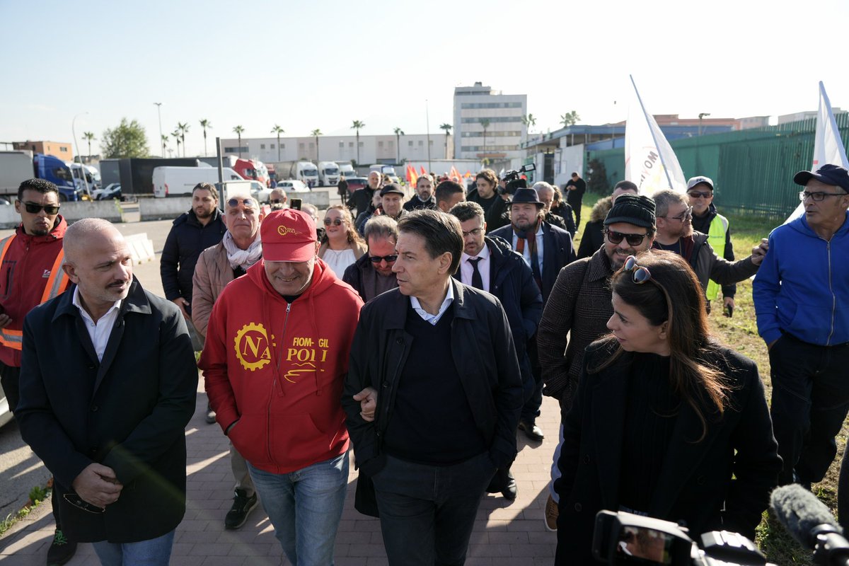 GiuseppeConteIT's tweet photo. Dall'alba davanti allo stabilimento. Perchè tu perdi il lavoro, perchè la tua famiglia rischia di perdere tutto.
Questa è la situazione in cui si trovano i lavoratori di Trasnova, indotto Stellantis: quasi 350 famiglie in tutta Italia che rischiano di restare senza nulla, visto che Stellantis non rinnoverà le commesse.
Il Governo, immobile, è lontanissimo. Sono lontanissimi i manager che vanno via dopo aver preso stipendi da 36 milioni l'anno e buone uscite milionarie.
Il Movimento 5 Stelle è qui, ai cancelli di Pomigliano, per ascoltare, fare proposte, portare in tutte le sedi la voce di queste persone.
Nell'indotto saltano commesse e posti di lavoro, gli operai di Stellantis navigano a vista fra stop, incertezze e cassa integrazione.
Non possiamo accettare questo declino restando a guardare come fanno a Chigi.
Bisogna agire, con delle misure precise: fermiamo il Governo che sposta 4,6 miliardi dal settore dell'auto alle armi; assicuriamo 100 miliardi in 2 anni per il fondo Sure in Europa da investire sull'automotive; interveniamo col nostro emendamento in Manovra a sostegno del reddito di chi si trova in cassintegrazione mentre il carovita morde.
Elkann venga in Parlamento, il Governo Meloni torni nel mondo reale.
Non daremo tregua.