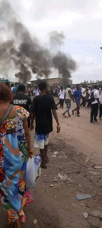 acprdcongo's tweet photo. #RDC : des enquêtes sont menées par les services de sécurité pour identifier les auteurs du meurtre d'un motard survenu dans la nuit de dimanche à lundi au quartier #Malueka, dans la commune de #Ngaliema, à l'Ouest de #Kinshasa, capitale de la République démocratique du Congo, a-t-on appris lundi de source administrative. "Des enquêtes sont menées par les services de sécurité pour identifier la victime et trouver d'éventuelles pistes pour mettre hors d'état de nuire ces criminels qui sont à la base des poches d'insécurité en traumatisant la population", a déclaré Dieumerci Mayibanziluanga, bourgmestre de Ngaliema.
Découvrez d'autres informations sur notre site web : https://t.co/tGEWJ2BOoV