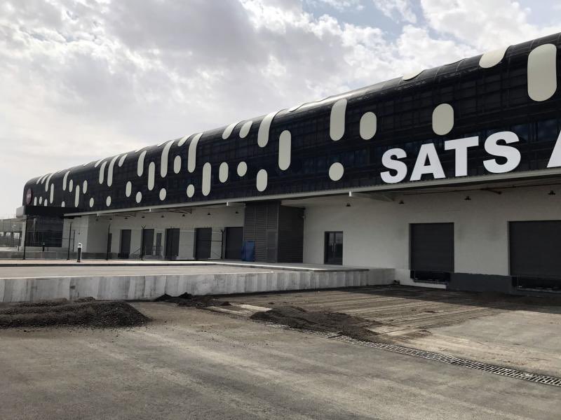 inSaudi's tweet photo. أعلنت SATS Ltd @SatsGroup المزود الرائد لخدمات المناولة الجوية، عن شراكة استراتيجية مع شركة #AVILOG للخدمات اللوجستية لتسريع نموها في قطاع الطيران والخدمات اللوجستية سريع التوسع في المملكة العربية السعودية 📍✈️🇸🇦.
التفاصيل:
• بموجب الاتفاقية، ستستحوذ AVILOG، التي أُنشئت حديثًا بواسطة مجموعة البواردي القابضة وشركة عبدالقادر المهيدب وأولاده، على حصة 49% في SATS السعودية (SATS SA).
• تتميز الشراكة بدمج خبرات SATS في مناولة الشحن الجوي مع شبكة شركائها المحليين وخبراتهم السوقية الواسعة:
•مجموعة البواردي القابضة تقدم بنية تحتية متطورة مثل Eastern Gateway، وهي منطقة معفاة ومخصصة لإعادة التصدير، إلى جانب شبكات نقل دولية وخدمات لوجستية متعددة.
•شركة عبدالقادر المهيدب وأولاده توفر شبكة توزيع وطنية واسعة النطاق واستثمارات متنوعة تدعم العمليات التشغيلية للشراكة.
• تخدم SATS SA حاليًا 27 شركة طيران من مواقعها الاستراتيجية في الدمام، الرياض، وجدة، وتعمل على تطوير منشأة شحن جديدة في جدة لدعم قدراتها اللوجستية والتوسع في العمليات متعددة الوسائط في المنطقة