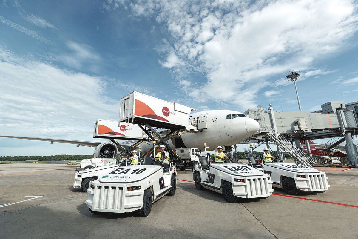 inSaudi's tweet photo. أعلنت SATS Ltd @SatsGroup المزود الرائد لخدمات المناولة الجوية، عن شراكة استراتيجية مع شركة #AVILOG للخدمات اللوجستية لتسريع نموها في قطاع الطيران والخدمات اللوجستية سريع التوسع في المملكة العربية السعودية 📍✈️🇸🇦.
التفاصيل:
• بموجب الاتفاقية، ستستحوذ AVILOG، التي أُنشئت حديثًا بواسطة مجموعة البواردي القابضة وشركة عبدالقادر المهيدب وأولاده، على حصة 49% في SATS السعودية (SATS SA).
• تتميز الشراكة بدمج خبرات SATS في مناولة الشحن الجوي مع شبكة شركائها المحليين وخبراتهم السوقية الواسعة:
•مجموعة البواردي القابضة تقدم بنية تحتية متطورة مثل Eastern Gateway، وهي منطقة معفاة ومخصصة لإعادة التصدير، إلى جانب شبكات نقل دولية وخدمات لوجستية متعددة.
•شركة عبدالقادر المهيدب وأولاده توفر شبكة توزيع وطنية واسعة النطاق واستثمارات متنوعة تدعم العمليات التشغيلية للشراكة.
• تخدم SATS SA حاليًا 27 شركة طيران من مواقعها الاستراتيجية في الدمام، الرياض، وجدة، وتعمل على تطوير منشأة شحن جديدة في جدة لدعم قدراتها اللوجستية والتوسع في العمليات متعددة الوسائط في المنطقة