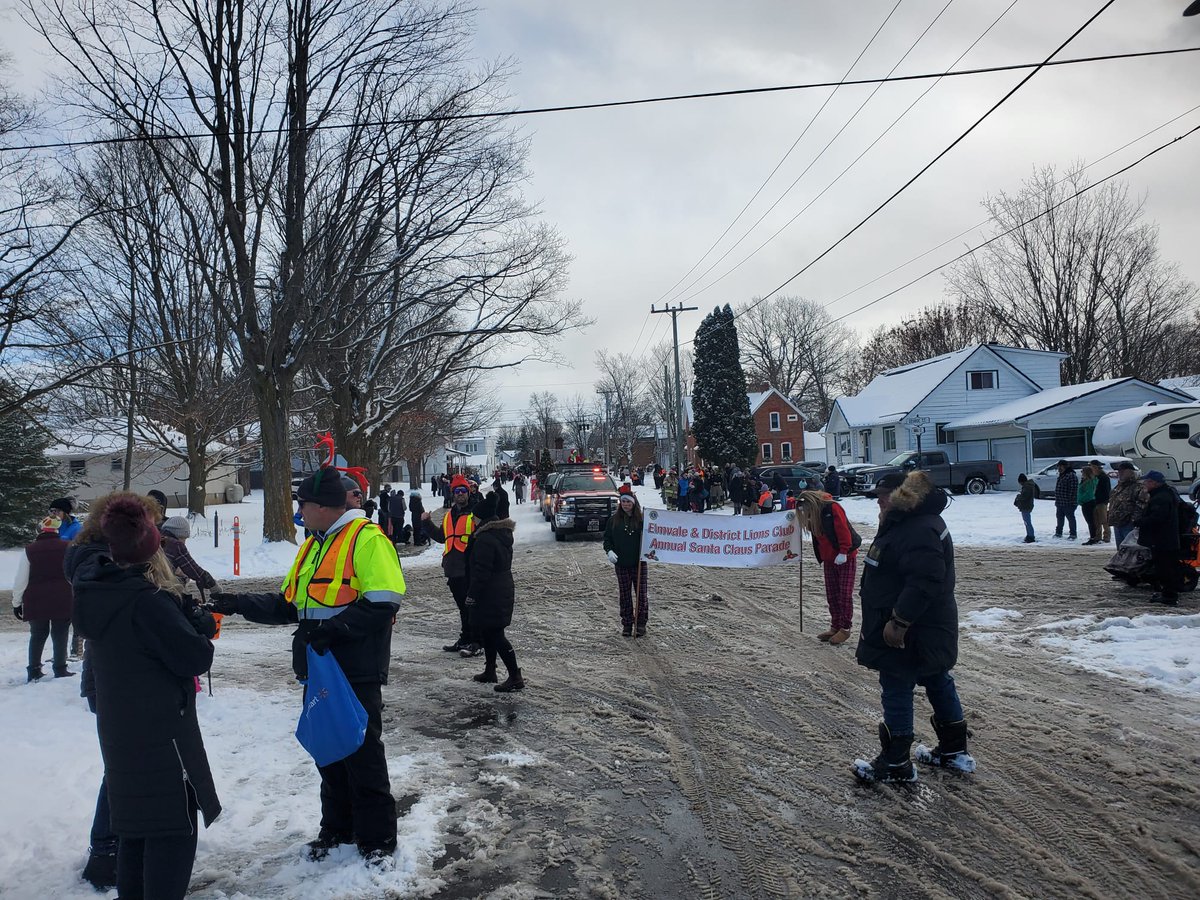 OPP_CR's tweet photo. #HurWOPP. The streets in Elmvale were packed with holiday cheer, and the smiles were as bright as the lights for the Santa Claus Parade. What a wonderful way to kick off the Christmas season! Thanks to everyone who came out to support this fun event. #SpringwaterTwp ^mo https://t.co/80MObL62ju