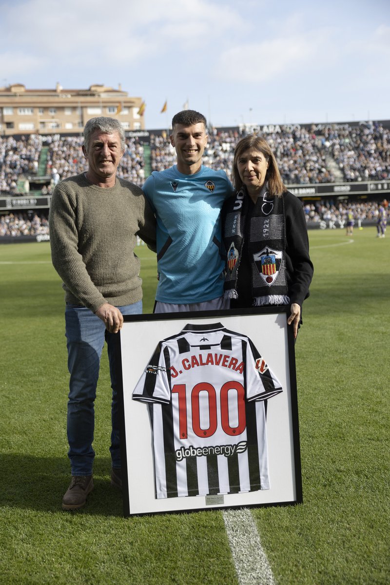 CDCastellon🇺🇸🇬🇧 (@cdcastellon_eng) on Twitter photo 💯⚽️ <a href="/JosepCalavera7/">Josep Calavera Espinach</a> received a commemorative picture of his 100 games with <a href="/CDCastellon/">CD Castellón</a> in the #CastellonMálaga preview
Josep María and Clara, Josep's parents, presented the gift
Congratulations and for many more years together, Josep!
#PPO👂 💯⚽️ <a href="/JosepCalavera7/">Josep Calavera Espinach</a> received a commemorative picture of his 100 games with <a href="/CDCastellon/">CD Castellón</a> in the #CastellonMálaga preview
Josep María and Clara, Josep's parents, presented the gift
Congratulations and for many more years together, Josep!
#PPO👂
