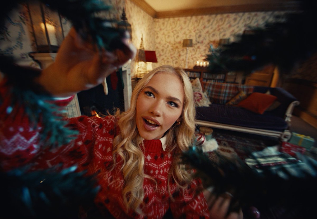 New for Freya Skye ‘Winter Dream’

Filmed this one on summer solstice back in June, and now finally near enough to Christmas to share. 

Think I might put my tree up this weekend. 

Dir : Lewis Cater

Full video : youtu.be/Q8uMYJhK5BA?fe…