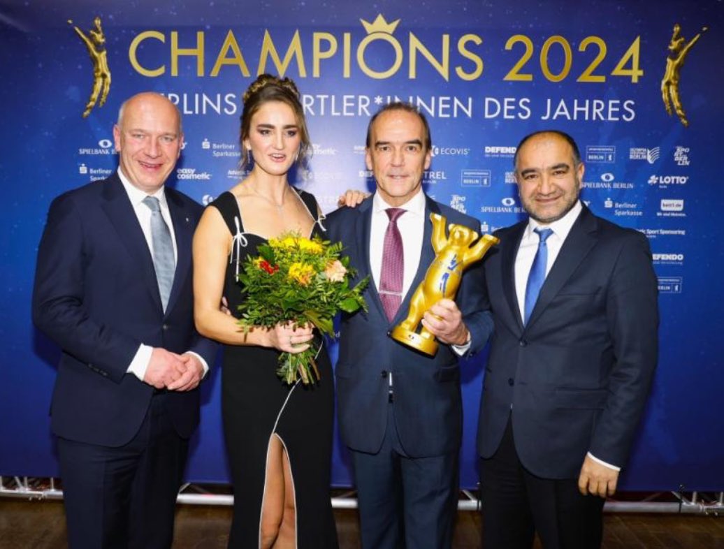 Berlins Sport-Party des Jahres: Liebeserklärung an die CHAMPIONS 2024
„Die Auszeichnungen sind ein großer Erfolg für Elena und Malte, aber auch ein starkes Zeichen für den Para-Sport in Berlin“, betonte BSB-Präsident <a href="/OezcanMutlu/">Özcan Mutlu</a>, bei der Preisverleihung.
berlinboxx.de/berlins-sport-…