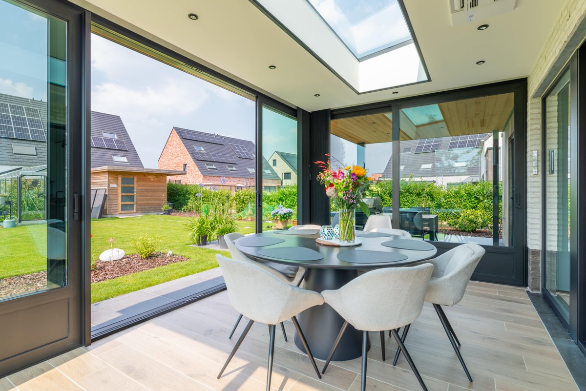 WillemsVerandas's tweet image. 🌞 Meer licht en ruimte met Willems Veranda’s! Onze moderne woonuitbreidingen zorgen voor extra leefruimte, energie-efficiëntie en meer daglicht. Wil jij ook profiteren van deze voordelen? Bezoek onze website en bekijk de realisaties! #WillemsVerandas #Woonuitbreiding