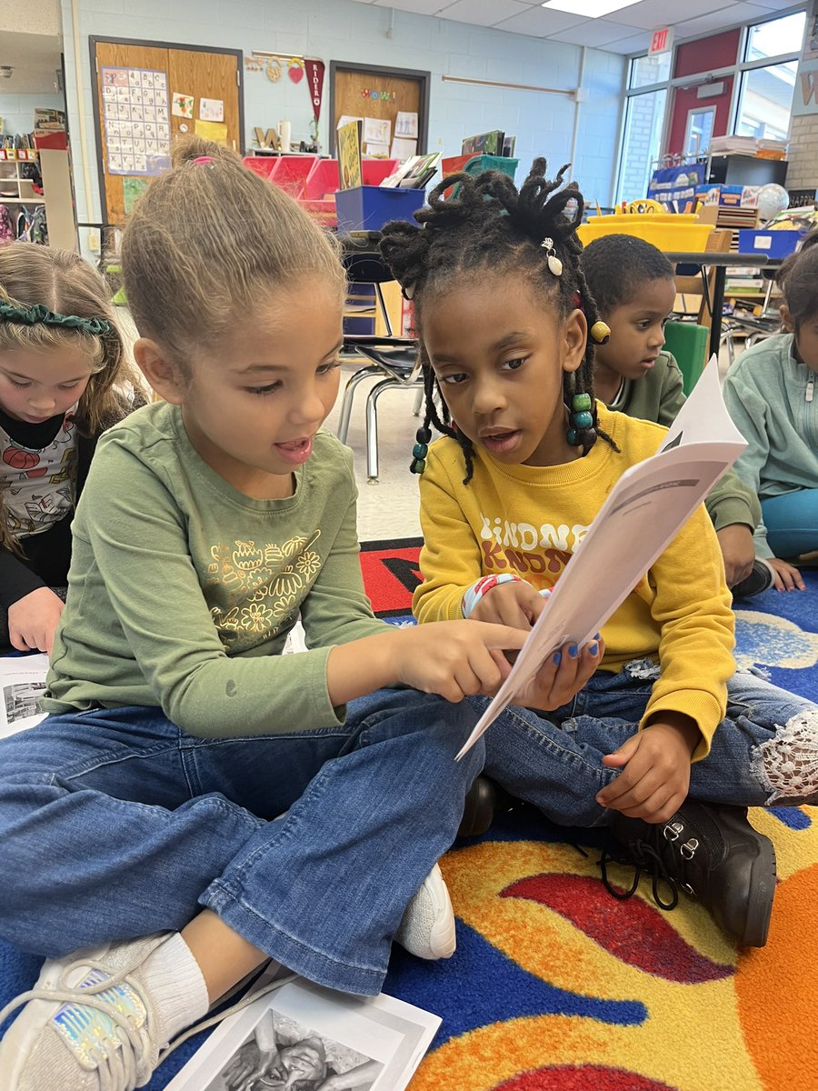 Reading partners plan how they will read: choral (together) or see-saw (take turns)📚