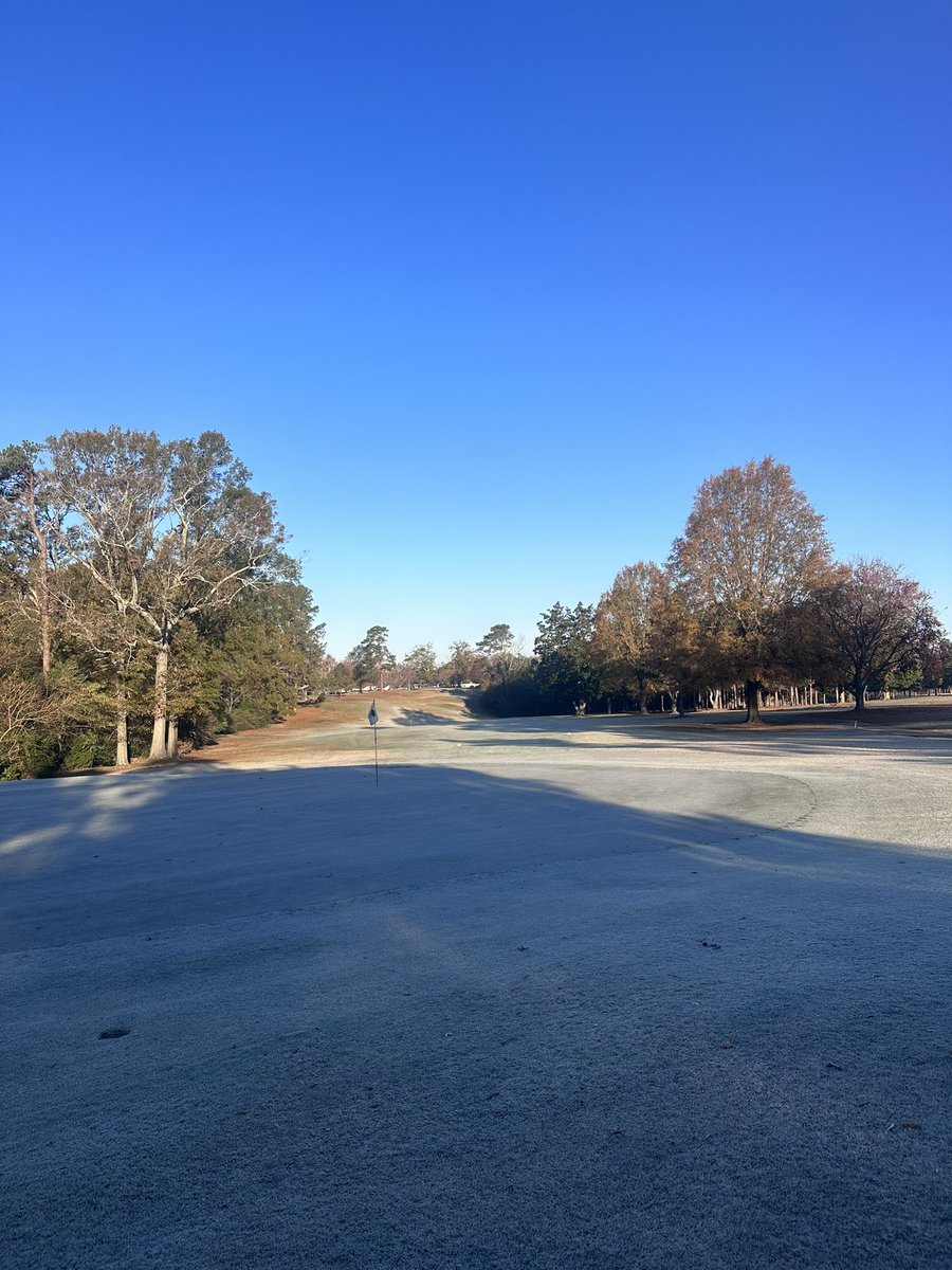 Turfbombero's tweet photo. Long overdue for a post. Hired a couple new staff, and continuing to work on training and detail work. The last handful of nights have been below freezing, with our lowest temp at 24°. Temperature rollercoaster continues this week, with Tues and thurs  set to hit 22°.. onward! https://t.co/KlsnAhcDcN