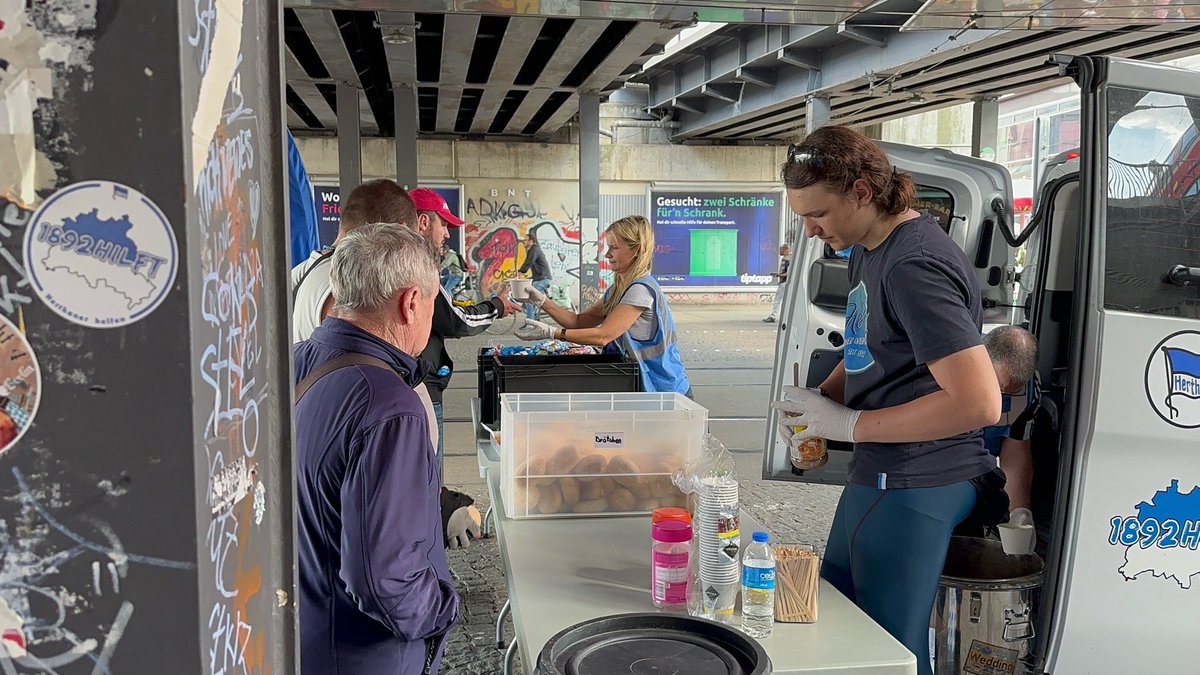 Ab 1.1. nur noch Insta &amp; Bluesky!

Danke an alle 300 Follower*innen auf Bluesky

Wir posten ab heute jeden Tag im Dezember ein 1892HILFT Foto aus dem Jahr 2024. 

Los geht’s
Heute
Nancy und Flo am Suppenbus.
Fast jeden Donnerstag stehen wir mit 50 l Suppe am Alex. 
#helfentutgut