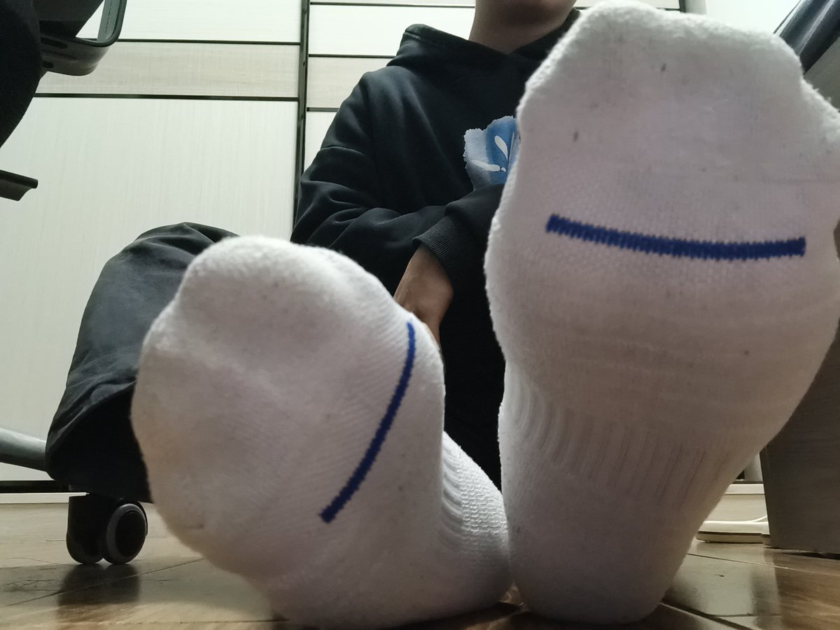 1906furry's tweet photo. 要想私下来尝尝吗😎 #白袜弟弟  #拖鞋 #臭白袜  #弟弟 https://t.co/N2kGS1dHAn