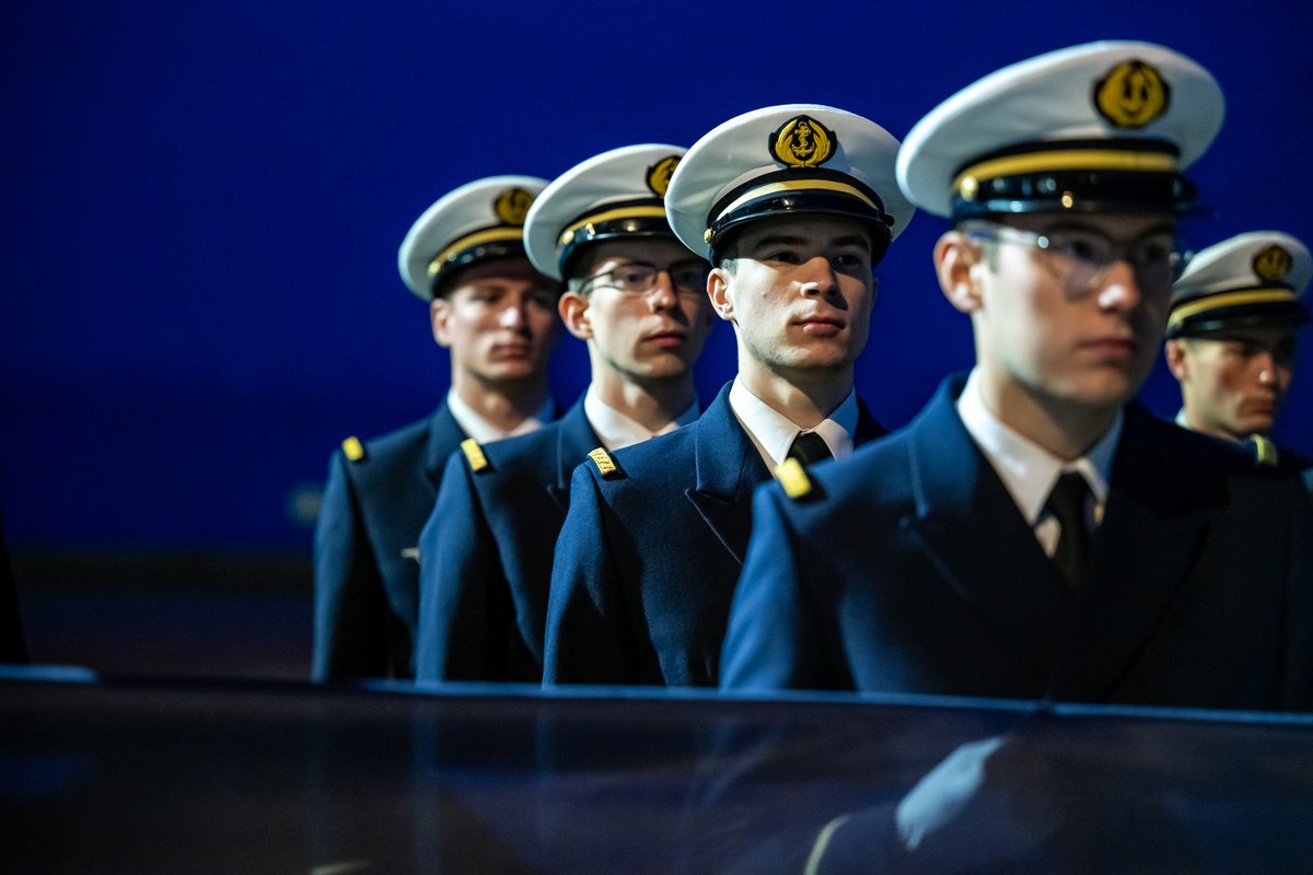 MarineNationale's tweet image. #EcoleNavale | La promo EAOM 2025 est officiellement créée et la flamme du PH Jeanne D’Arc, transmise au commandant de la future mission. 🔥 Cette flamme de guerre de tradition se transmet de promotion en promotion depuis 2012, liant les générations d’officiers-élèves.