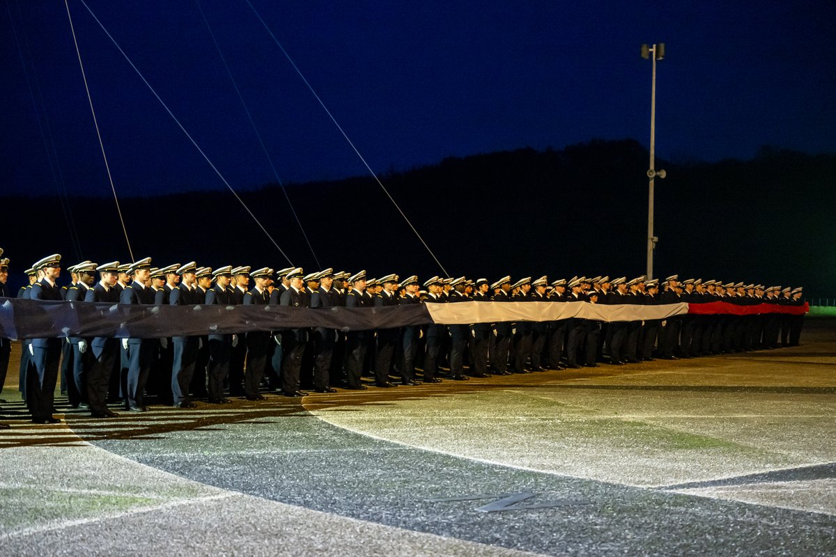 MarineNationale's tweet image. #EcoleNavale | La promo EAOM 2025 est officiellement créée et la flamme du PH Jeanne D’Arc, transmise au commandant de la future mission. 🔥 Cette flamme de guerre de tradition se transmet de promotion en promotion depuis 2012, liant les générations d’officiers-élèves.