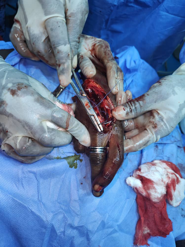 #RDCongo🗣️
On va où avec le Phénomène (KULUNA )a Kinshasa?😭😭😡 
L’événement malheureux d’hier au Q4😡
<a href="/shabani_lukoo/">SHABANI Lukoo J.</a> <a href="/daniel_bumba_01/">Daniel bumba lubaki</a> <a href="/giselle_nzeba/">Giselle Nzeba</a> <a href="/comgenpnc/">PNC</a> <a href="/PatrickMuyaya/">Patrick Muyaya</a> <a href="/AugustinKabuyaT/">Augustin KABUYA</a> <a href="/MiguelKashal/">Miguel Kashal Katemb</a> <a href="/wembi_steve/">Steve Wembi</a> @DestinIkam1324 <a href="/zamba_jona50457/">Jonas Zamba</a> <a href="/KasongoIlunga01/">kasongo Ilunga (Néo PanAfricaniste)</a>