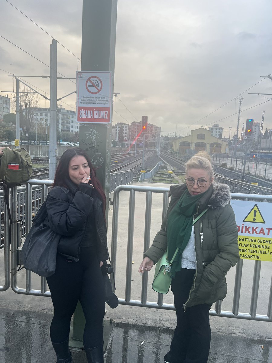 Bugün marmaray Pendik durağında bu iki kadın uyarmama rağmen sigara içmeye devam ettiler. Ve sözlü-fiziksel saldırıda bulundular. Kendi aralarında Almanca konuşuyorlardı. Avrupa’da bunu yapabiliyor musunuz dedim. Nasıl bir ülke olduk biz böyle? Eğitimsiz, görgüsüz..