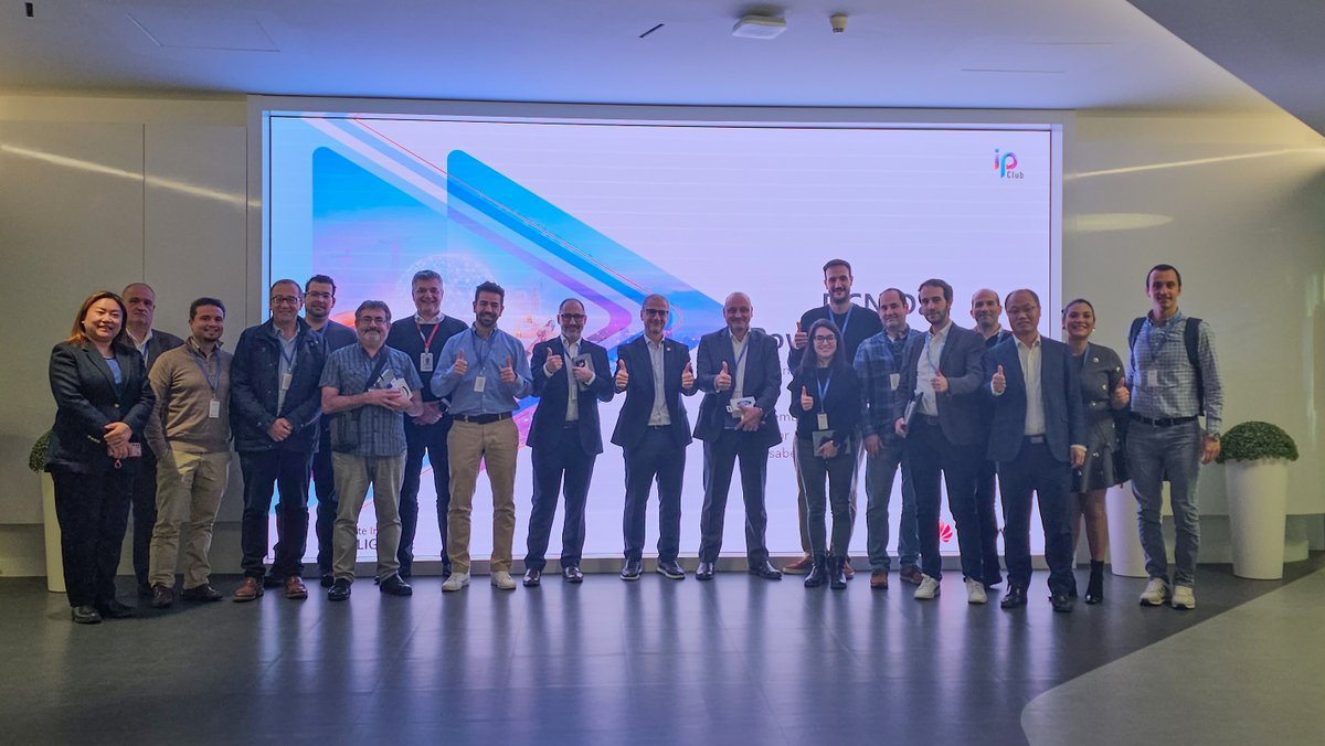 📅 El pasado jueves 28 de noviembre de 2024, más de 20 personas insitu y 19 online asistieron a la 3a edición del DCN-Day IP Club: "La red de DataCenter en la era de la IA"
🏷️ Deutsche Telekom, SAS y COSTAISA compartieron su experiencia y casos de uso.
📚 Los asistentes